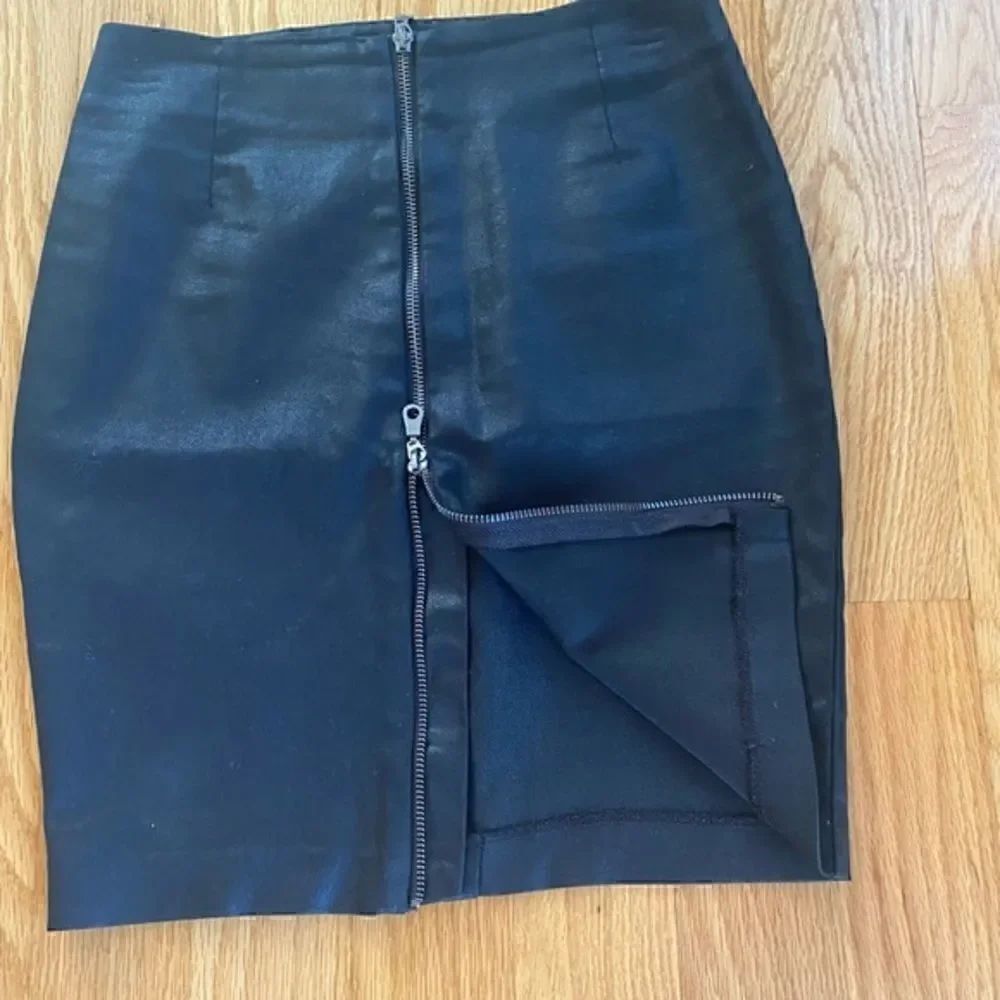 H&M Mini Skirt    - Picture 7 of 9